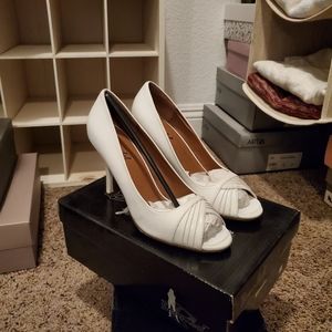 Size 7 White Bonnibel Sophie peeptoe heels